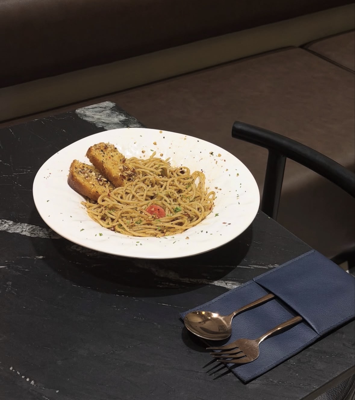 Aglio olio spaghetti with garlic bread
